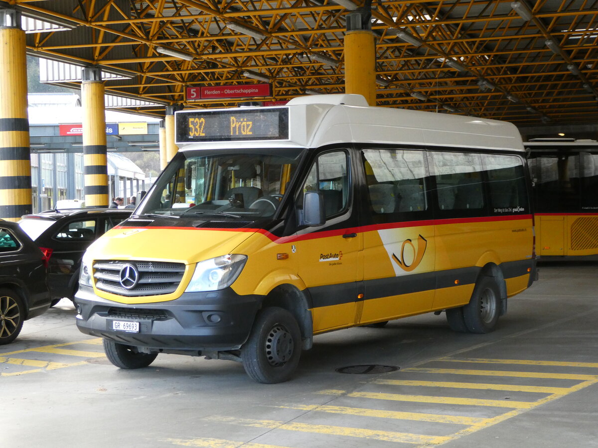 (242'257) - PostAuto Graubnden - GR 69'693 - Mercedes am 8. November 2022 in Thusis, Postautostation