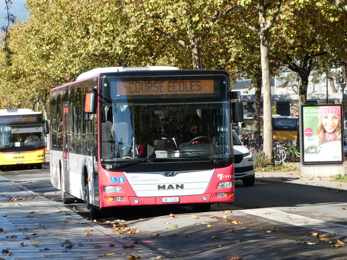 (242'339) - TRAVYS Yverdon - Nr. 229/VD 1126 - MAN am 10. November 2022 beim Bahnhof Yverdon