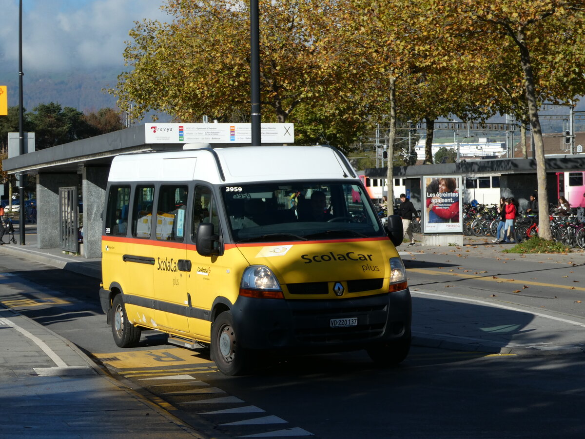 (242'343) - CarPostal Ouest - VD 220'137 - Renault am 10. November 2022 beim Bahnhof Yverdon