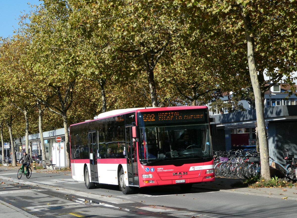 (242'347) - TRAVYS Yverdon - Nr. 107/VD 550'345 - MAN am 10. November 2022 beim Bahnhof Yverdon