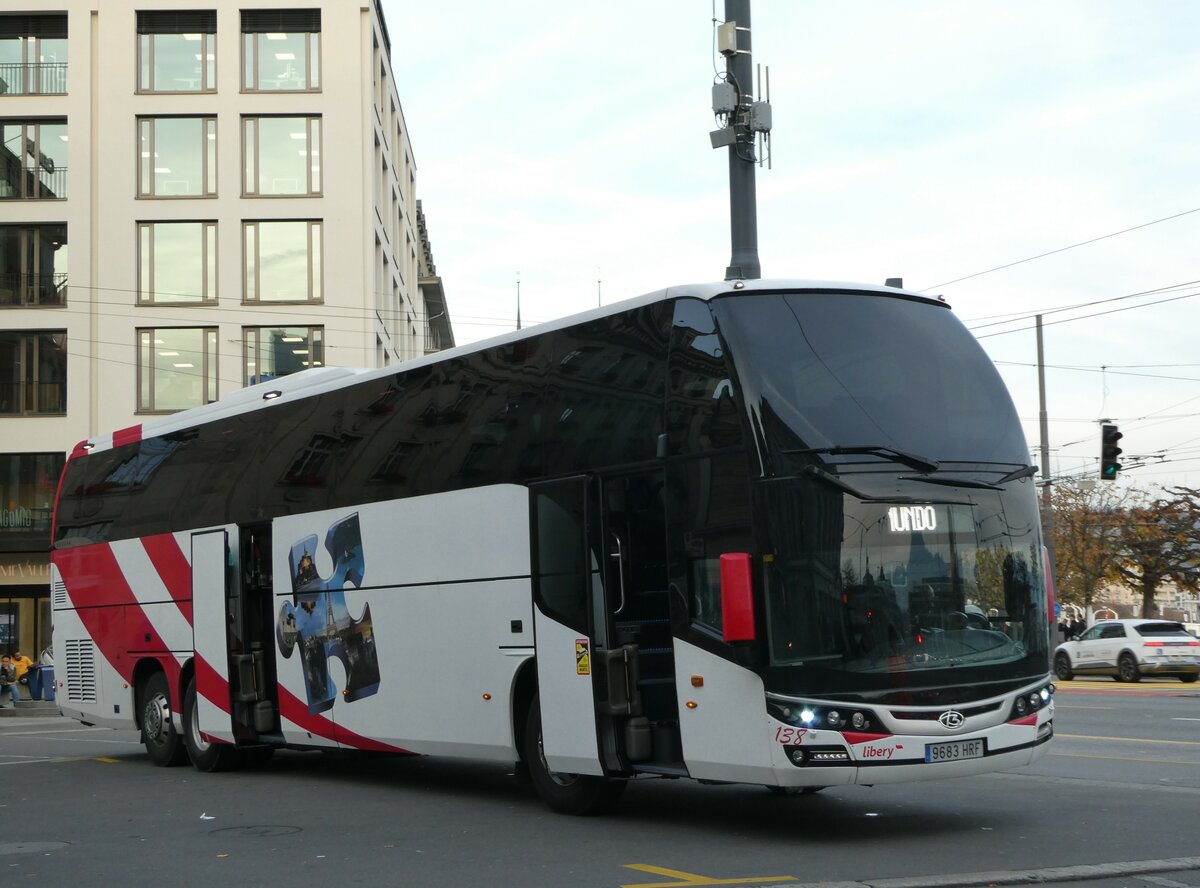 (242'451) - Aus Spanien: Europamundo, Madrid - Nr. 138/9683 HRF - Volvo/Beulas am 11. November 2022 in Luzern, Schwanenplatz