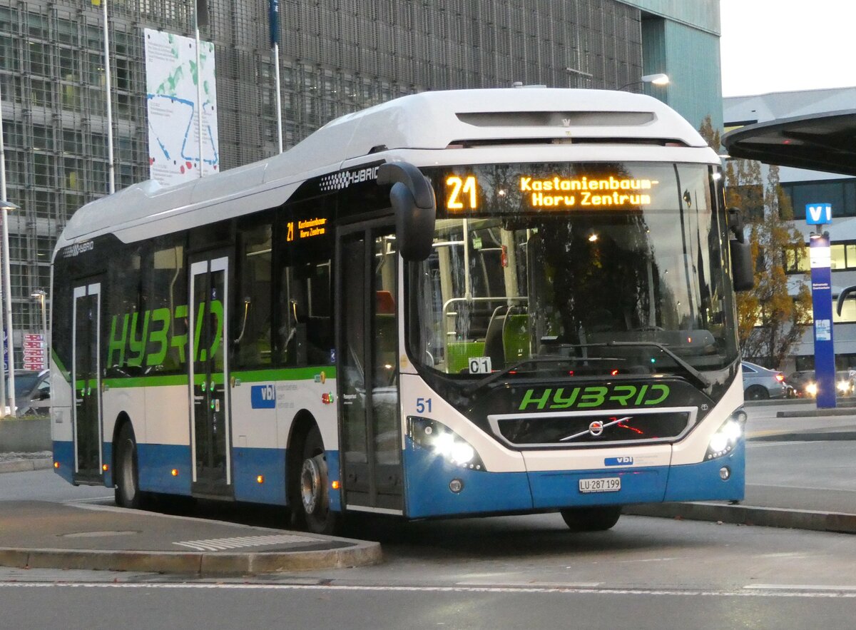 (242'469) - VBL Luzern - Nr. 51/LU 287'199 - Volvo am 11. November 2022 beim Bahnhof Luzern