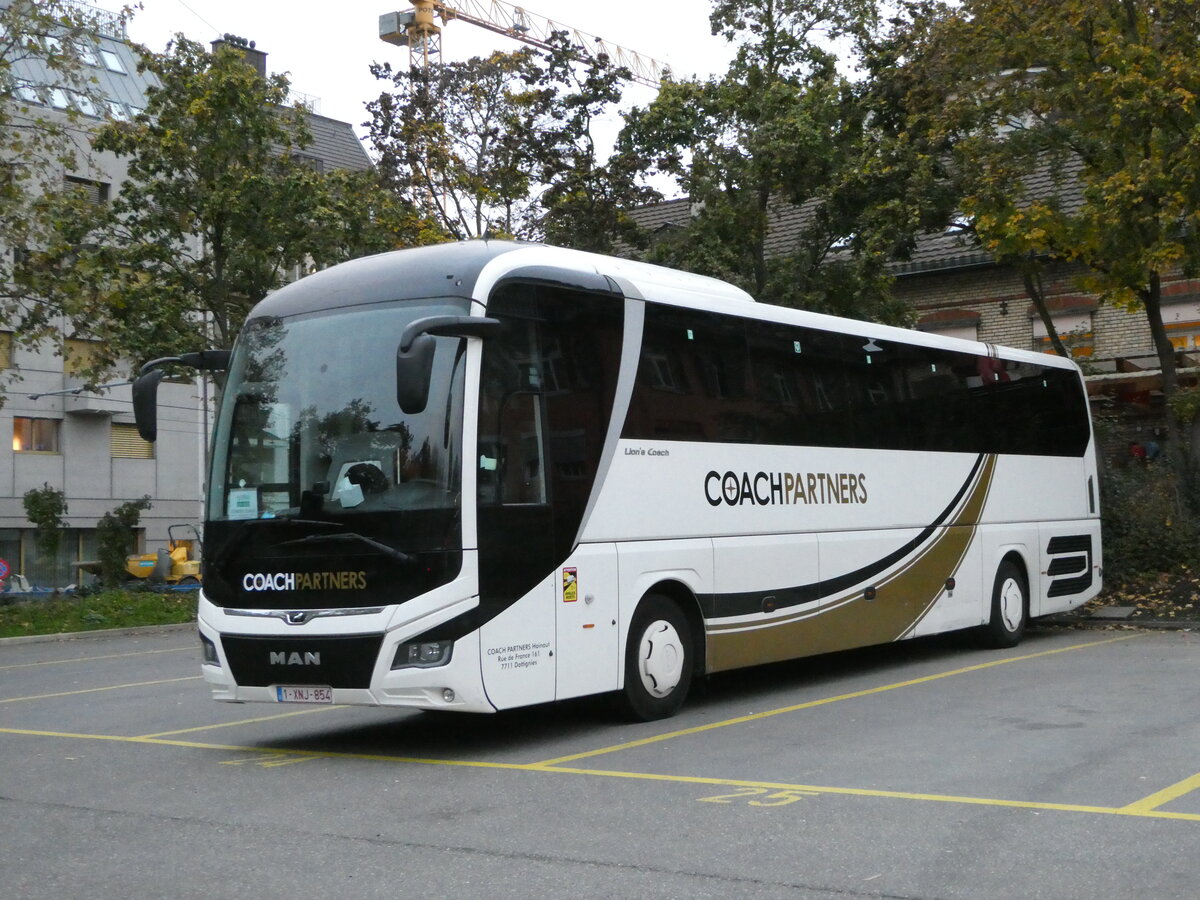 (242'674) - Aus Belgien: Coach Partners - 1-XNJ-854 - MAN am 13. November 2022 in Zrich, Sihlquai