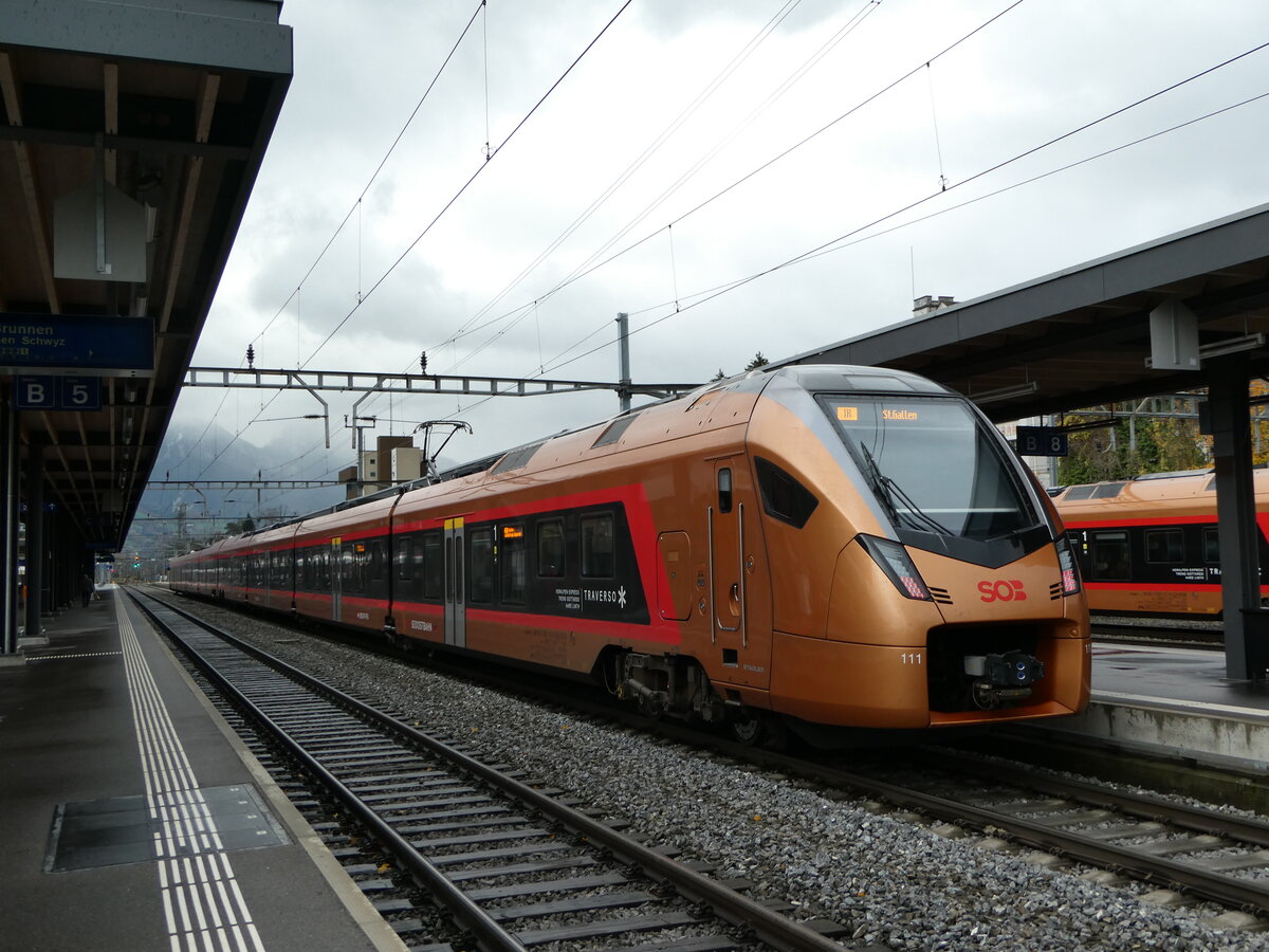 (242'980) - SOB-Pendelzug - Nr. 111 - am 18. November 2022 im Bahnhof Arth-Goldau