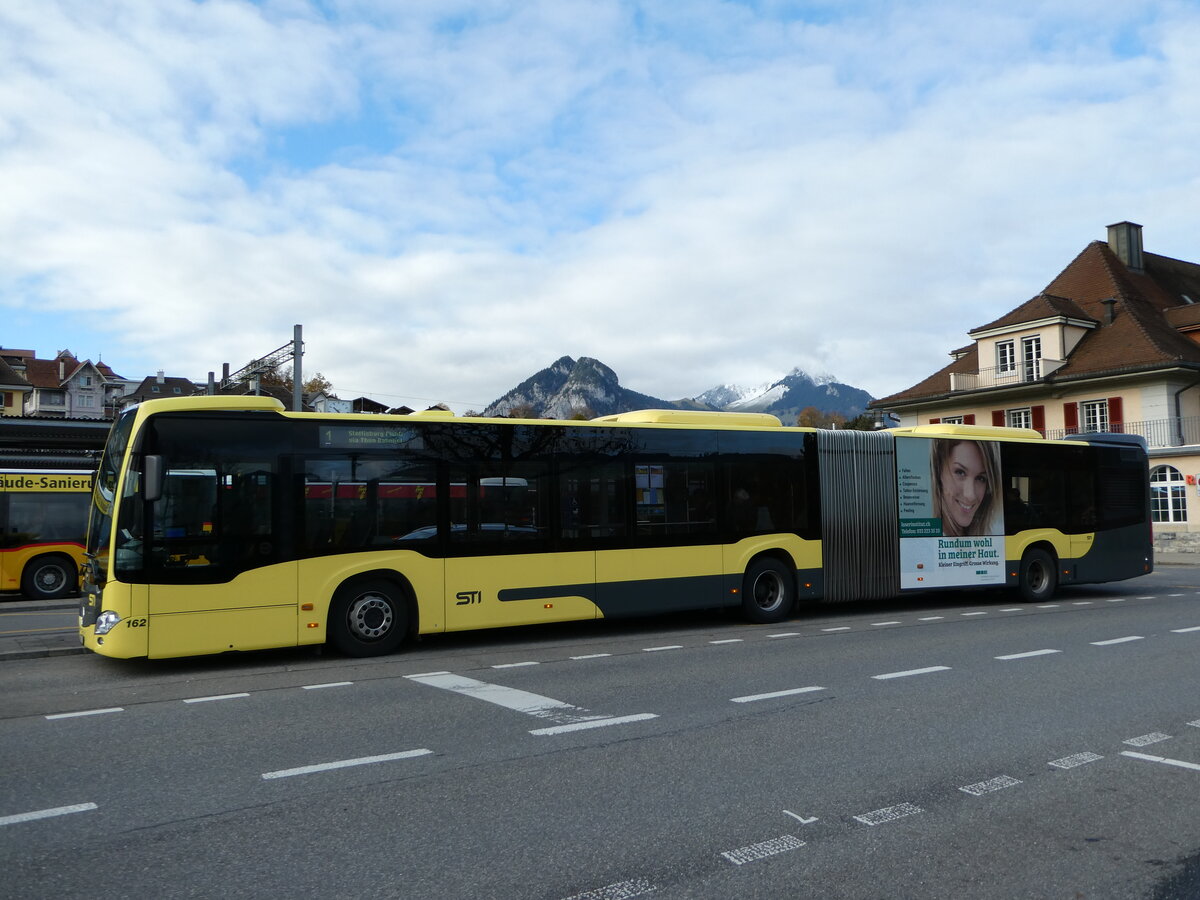 (243'023) - STI Thun - Nr. 162/BE 752'162 - Mercedes am 19. November 2022 beim Bahnhof Spiez