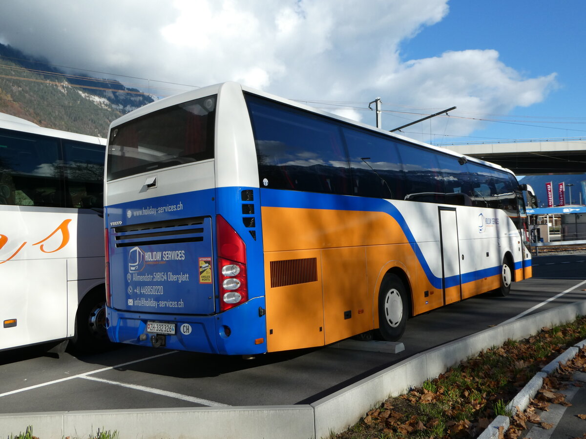 (243'049) - Holiday Services, Oberglatt - ZH 332'326 - Volvo am 20. November 2022 beim Bahnhof Interlaken Ost