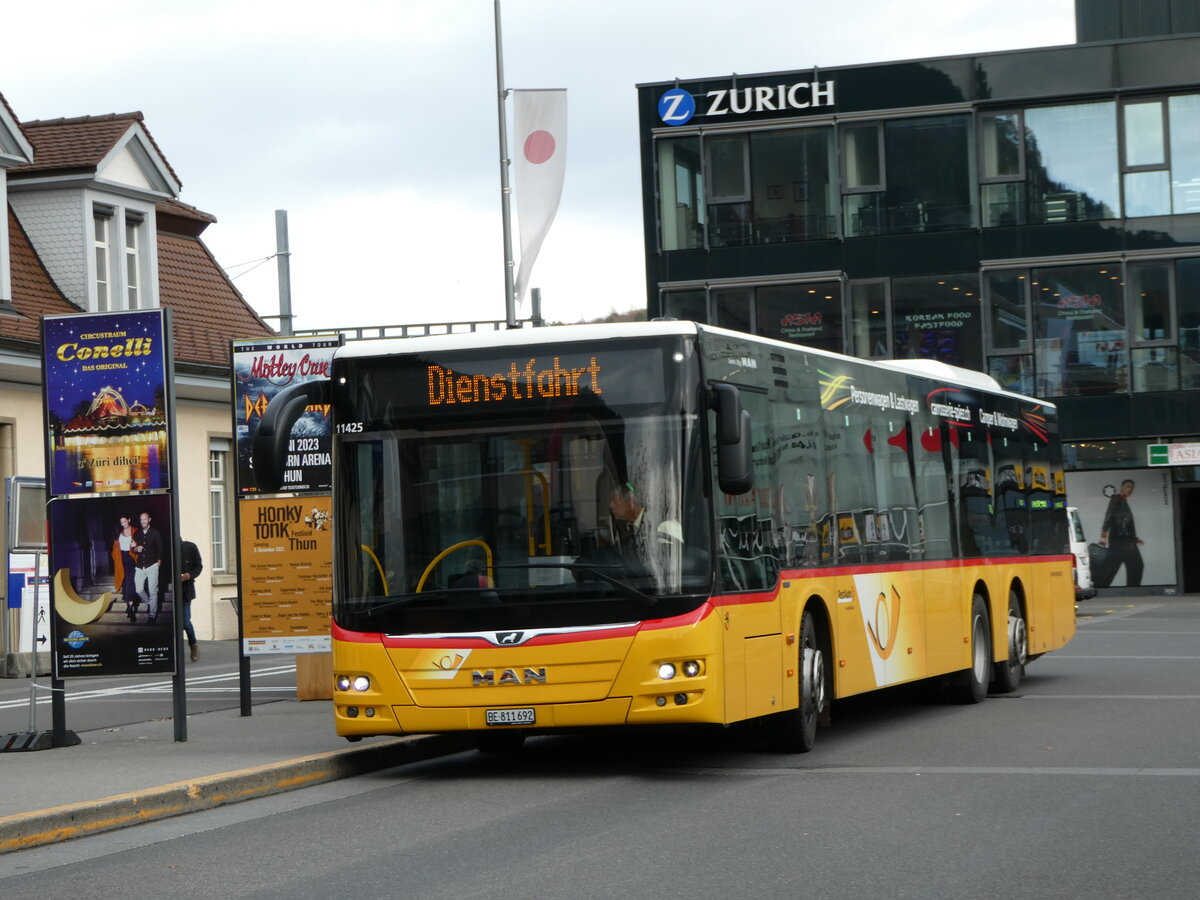 (243'081) - PostAuto Bern - BE 811'692 - MAN am 22. November 2022 beim Bahnhof Interlaken Ost