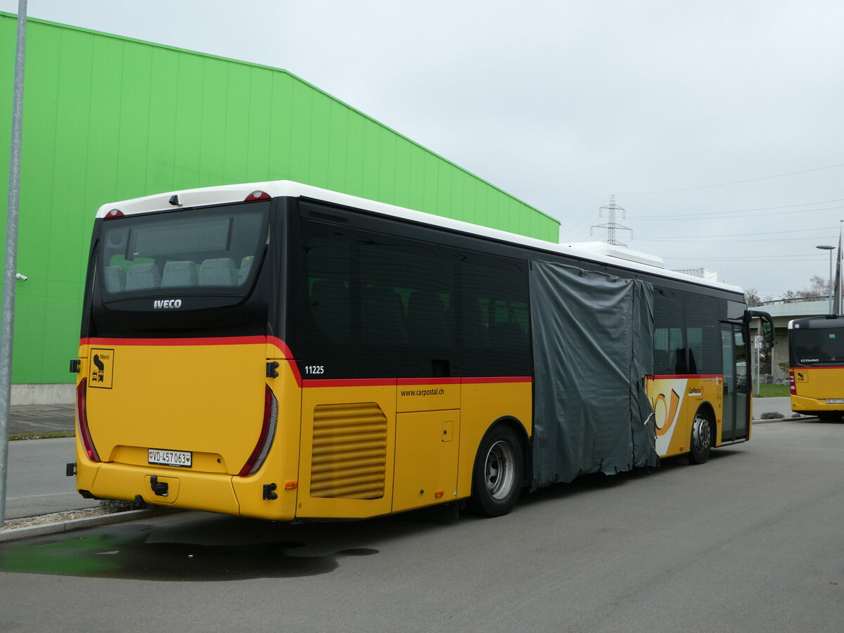 (243'164) - CarPostal Ouest - VD 457'063 - Iveco am 27. November 2022 in Kerzers, Interbus