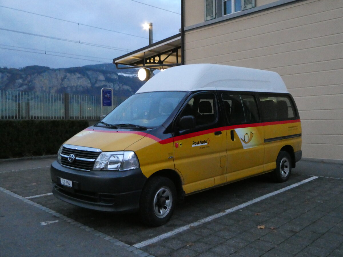 (243'571) - Gisler, Riemenstalden - SZ 994 - Toyota am 8. Dezember 2022 beim Bahnhof Sisikon