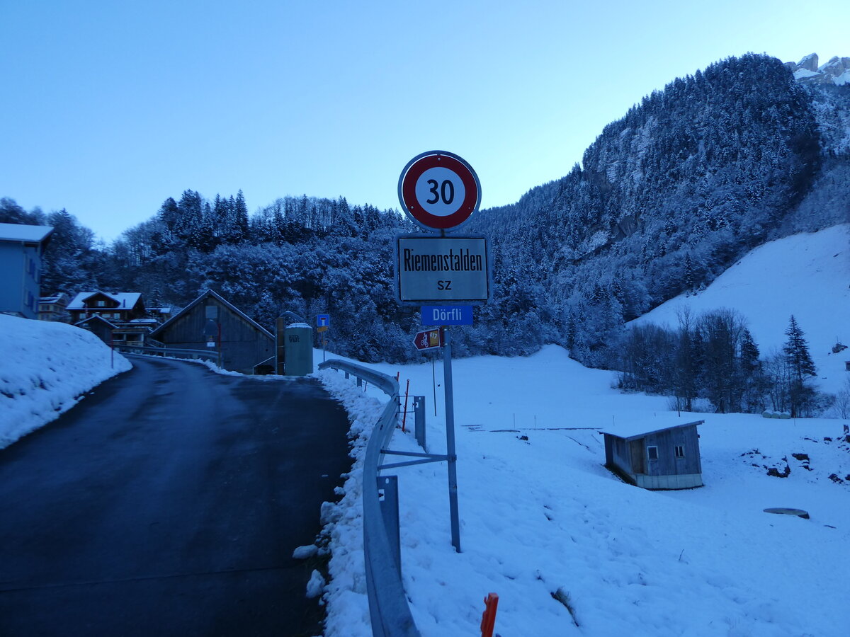 (243'626) - Ortstafel von Riemenstalden am 8. Dezember 2022