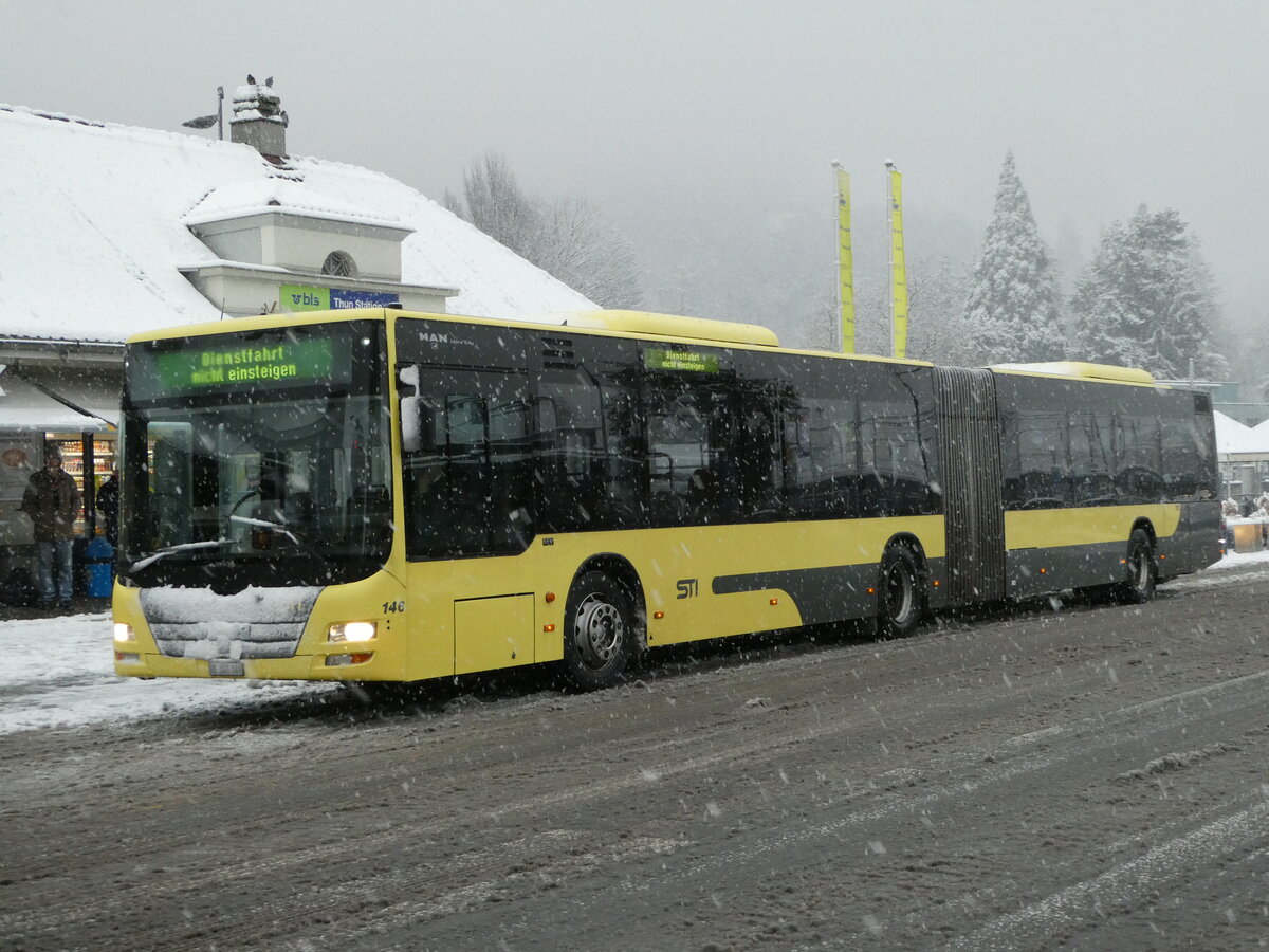 (243'681) - STI Thun - Nr. 146/BE 801'146 - MAN am 9. Dezember 2022 beim Bahnhof Thun