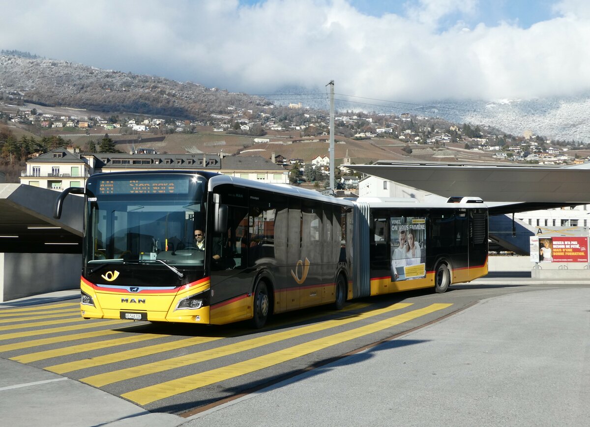 (243'776) - PostAuto Wallis - Nr. 86/VS 548'726 - MAN am 11. Dezember 2022 in Sierre, Busbahnhof