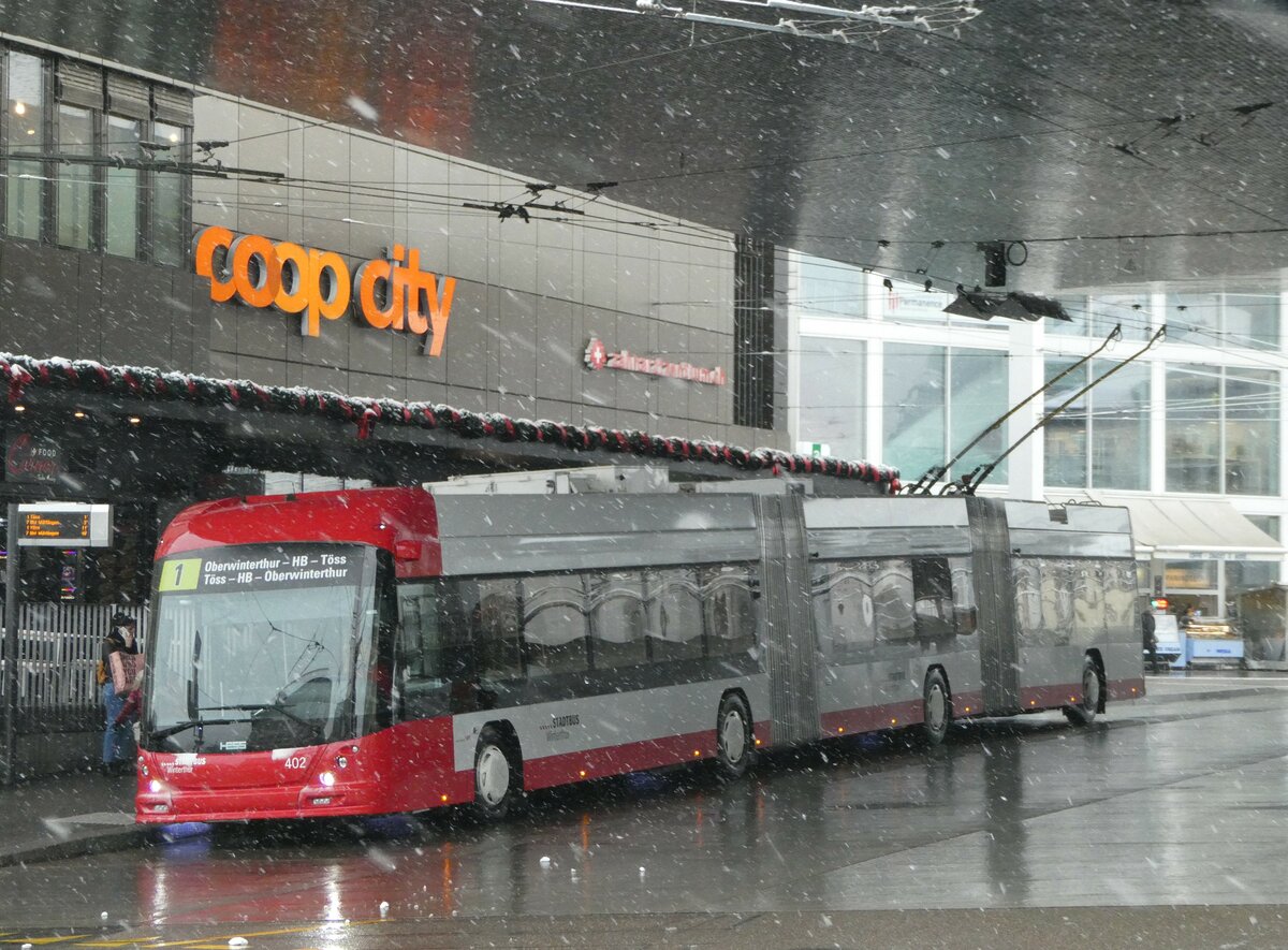 (243'964) - SW Winterthur - Nr. 402 - Hess/Hess Doppelgelenktrolleybus am 16. Dezember 2022 beim Hauptbahnhof Winterthur