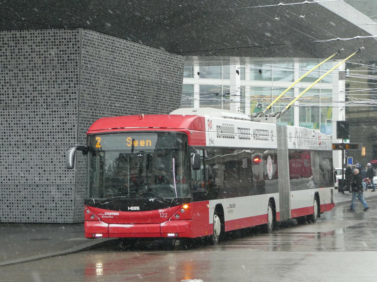 (243'965) - SW Winterthur - Nr. 122 - Hess/Hess Gelenktrolleybus am 16. Dezember 2022 beim Hauptbahnhof Winterthur