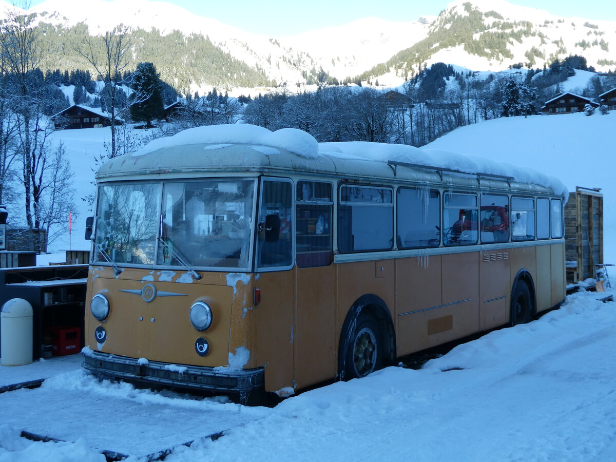 (243'989) - Bus Stop, Grindelwald - Nr. 5 - FBW/R&J (ex Schuler, Orpund; ex Tramverein, Bern; ex Meier, Studen; ex Schr, Aegerten; ex ABM Meinisberg Nr. 5; ex ABM Meinisberg Nr. 1) am 18. Dezember 2022 in Grindelwald, Steinacher