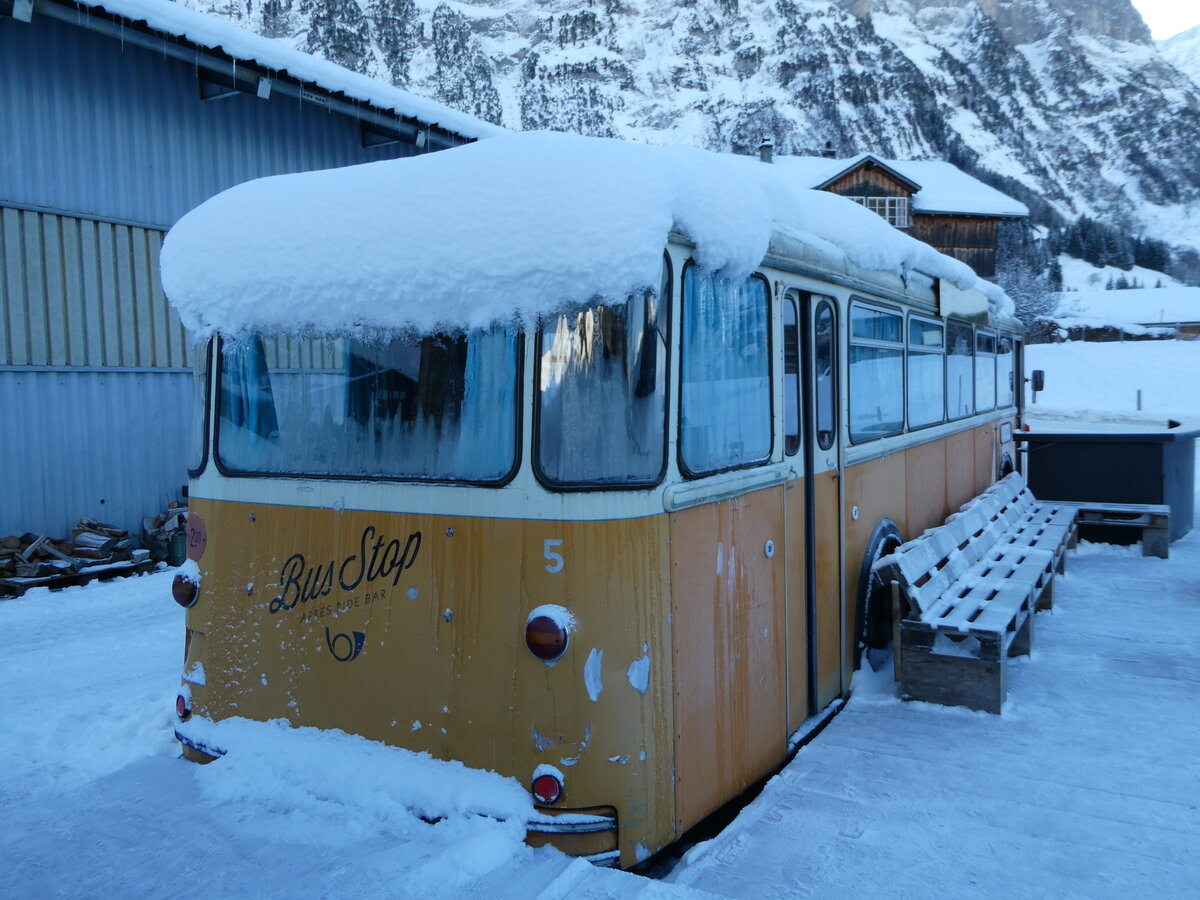 (243'991) - Bus Stop, Grindelwald - Nr. 5 - FBW/R&J (ex Schuler, Orpund; ex Tramverein, Bern; ex Meier, Studen; ex Schr, Aegerten; ex ABM Meinisberg Nr. 5; ex ABM Meinisberg Nr. 1) am 18. Dezember 2022 in Grindelwald, Steinacher