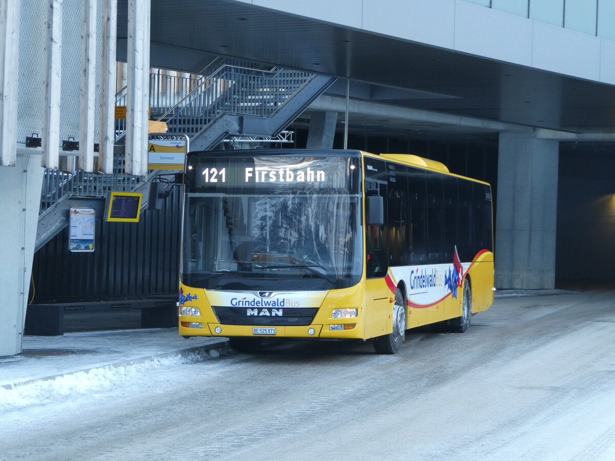 (243'997) - Grindelwaldbus, Grindelwald - Nr. 15/BE 525'871 - MAN am 18. Dezember 2022 in Grindelwald, Terminal