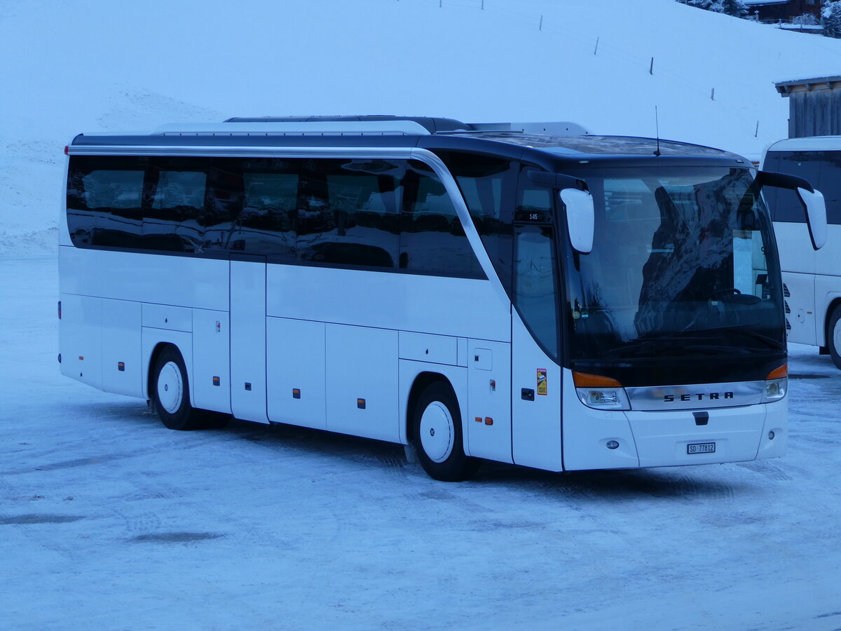 (244'002) - Zeltner, Neuendorf - SO 77'812 - Setra am 18. Dezember 2022 in Grindelwald, Grund