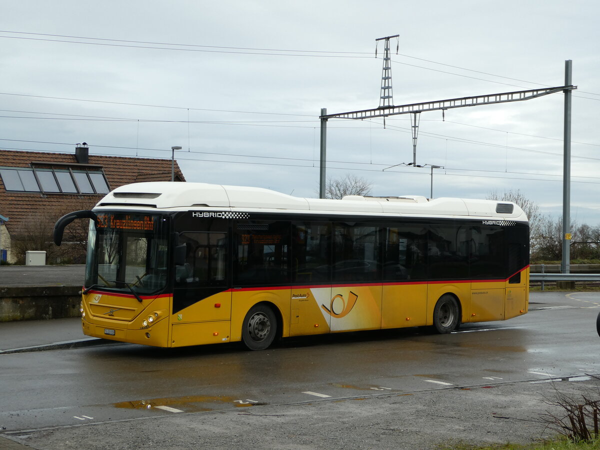 (244'092) - PostAuto Ostschweiz - TG 220'930 - Volvo am 21. Dezember 2022 beim Bahnhof Altnau