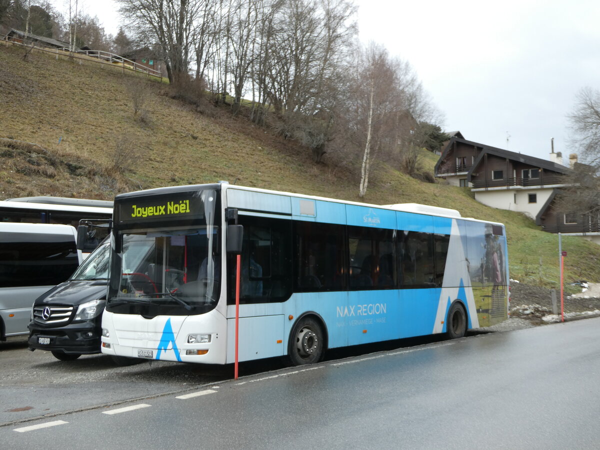 (244'165) - Nax Excursions, Nax - VS 511'523 - MAN/Gppel (ex AS Engi Nr. 5) am 26. Dezember 2022 in Nax, Garage