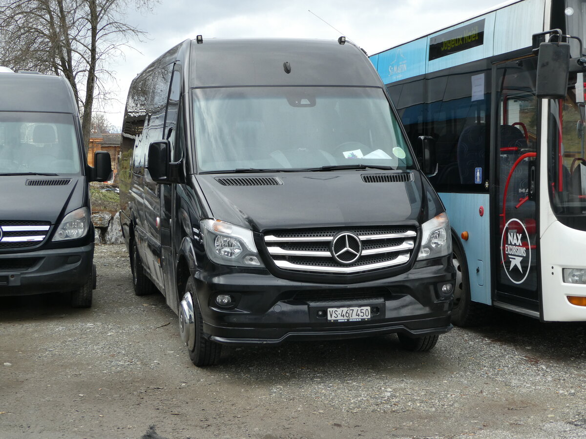 (244'170) - Nax Excursions, Nax - VS 467'450 - Mercedes am 26. Dezember 2022 in Nax, Garage