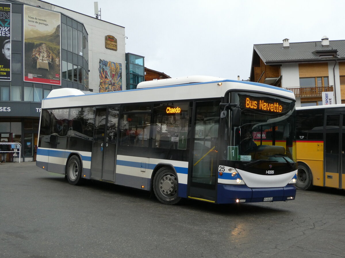 (244'204) - Lathion, Sion - Nr. 25/VS 404'042 - Scania/Hess (ex AHW Horgen; ex ZVB Zug Nr. 140) am 26. Dezember 2022 in Haute-Nendaz, Tlcabine