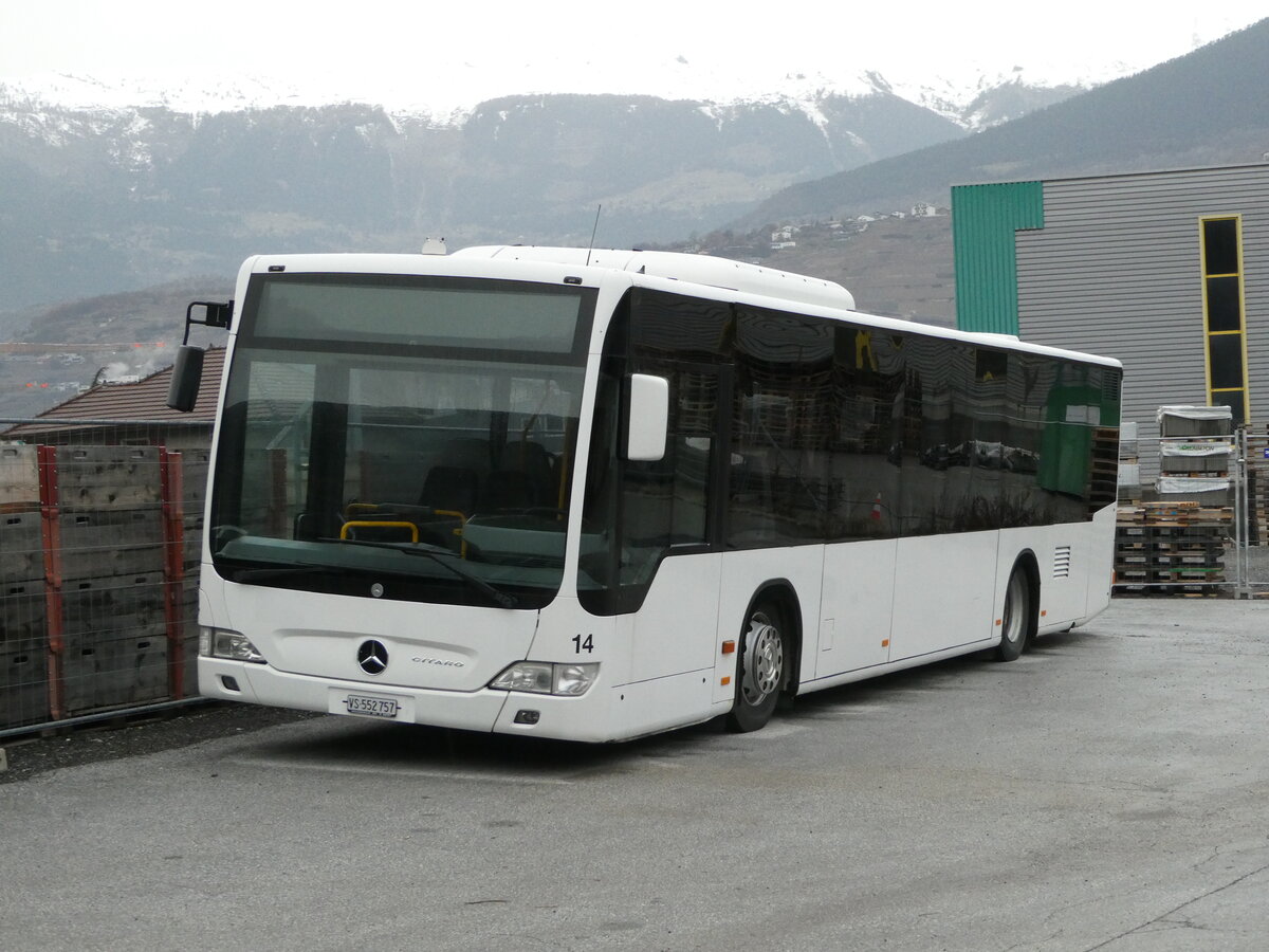 (244'214) - Lathion, Sion - Nr. 14/VS 552'757 - Mercedes (ex SB Schaffhausen Nr. 28) am 26. Dezember 2022 in Sion, Garage