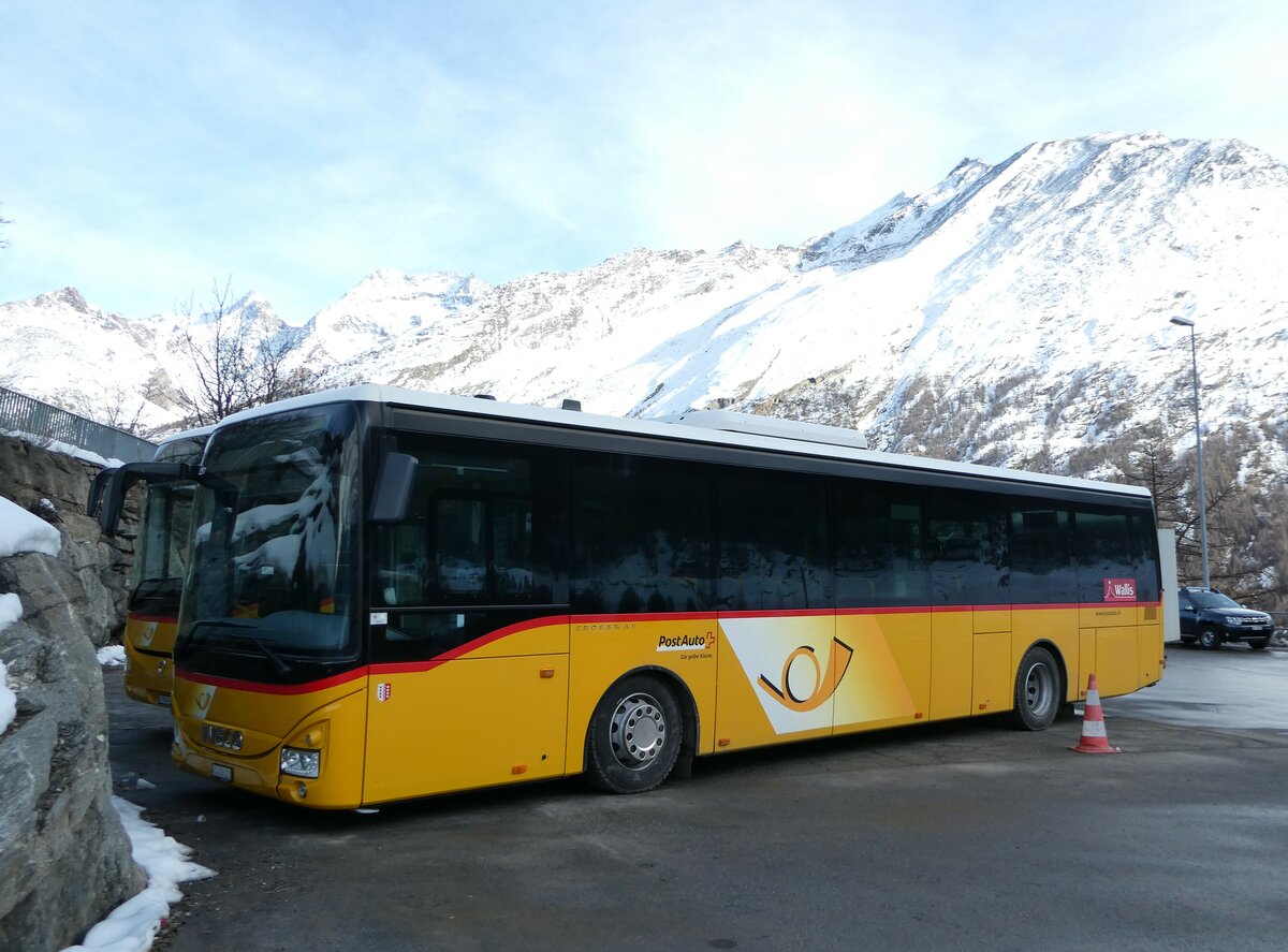 (244'330) - PostAuto Wallis - VS 436'023/PID 10'251 - Iveco am 1. Januar 2023 in Saas-Fee, Busterminal