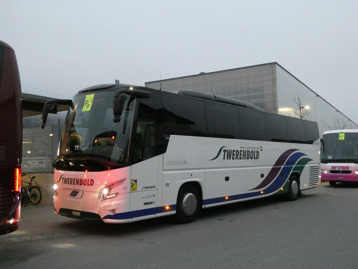 (244'469) - Twerenbold, Baden - Nr. 54/AG 365'102 - VDL am 7. Januar 2023 beim Bahnhof Frutigen