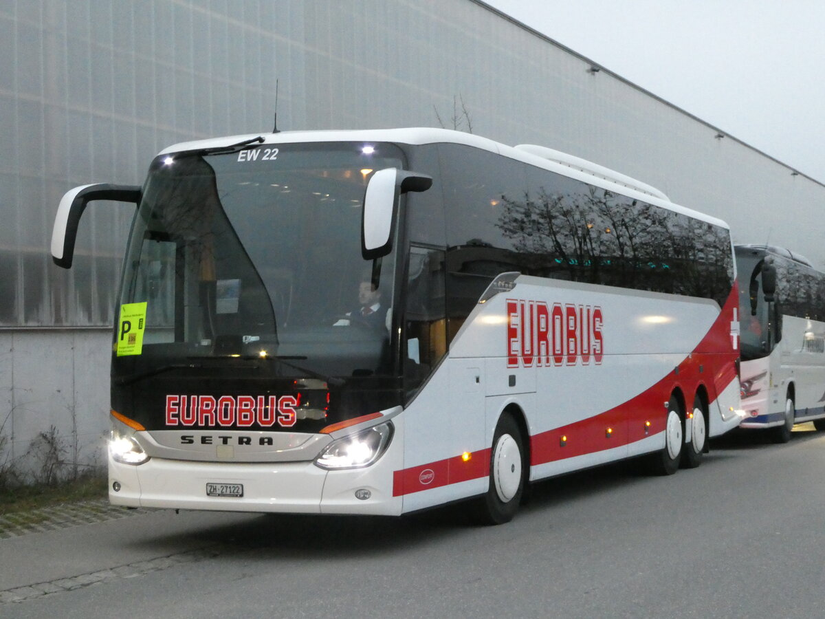 (244'472) - Welti-Furrer, Bassersdorf - Nr. 22/ZH 27'122 - Setra am 7. Januar 2023 beim Bahnhof Frutigen