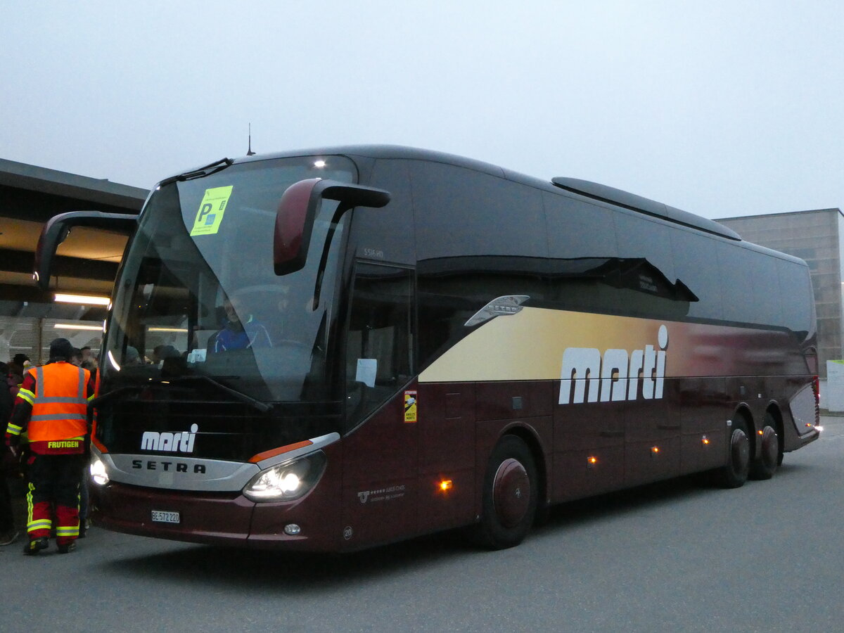 (244'476) - Marti, Kallnach - Nr. 20/BE 572'220 - Setra am 7. Januar 2023 beim Bahnhof Frutigen