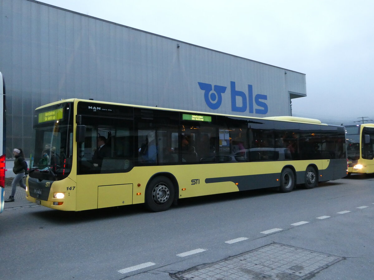 (244'502) - STI Thun - Nr. 147/BE 801'147 - MAN am 7. Januar 2023 beim Bahnhof Frutigen