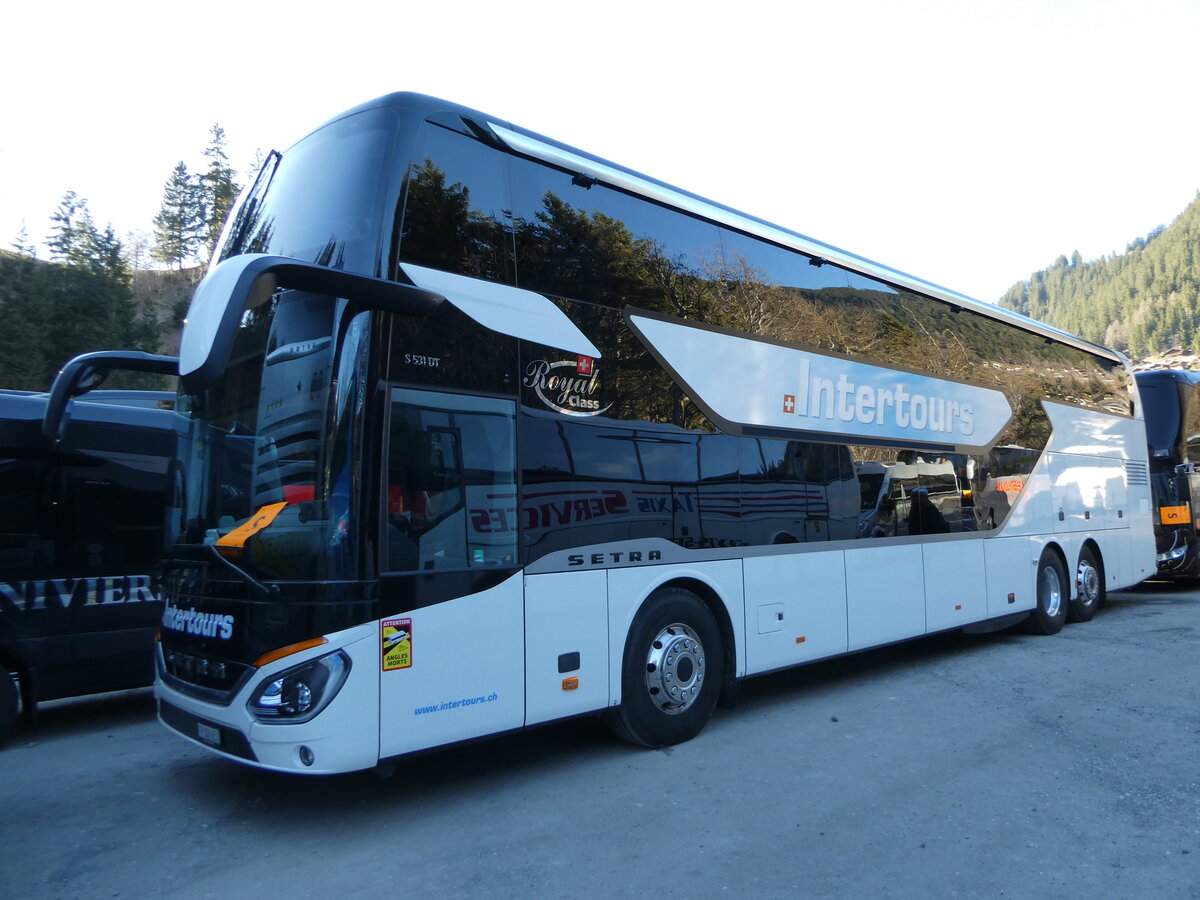 (244'716) - Intertours, Domdidier - FR 300'651 - Setra am 7. Januar 2023 in Adelboden, ASB