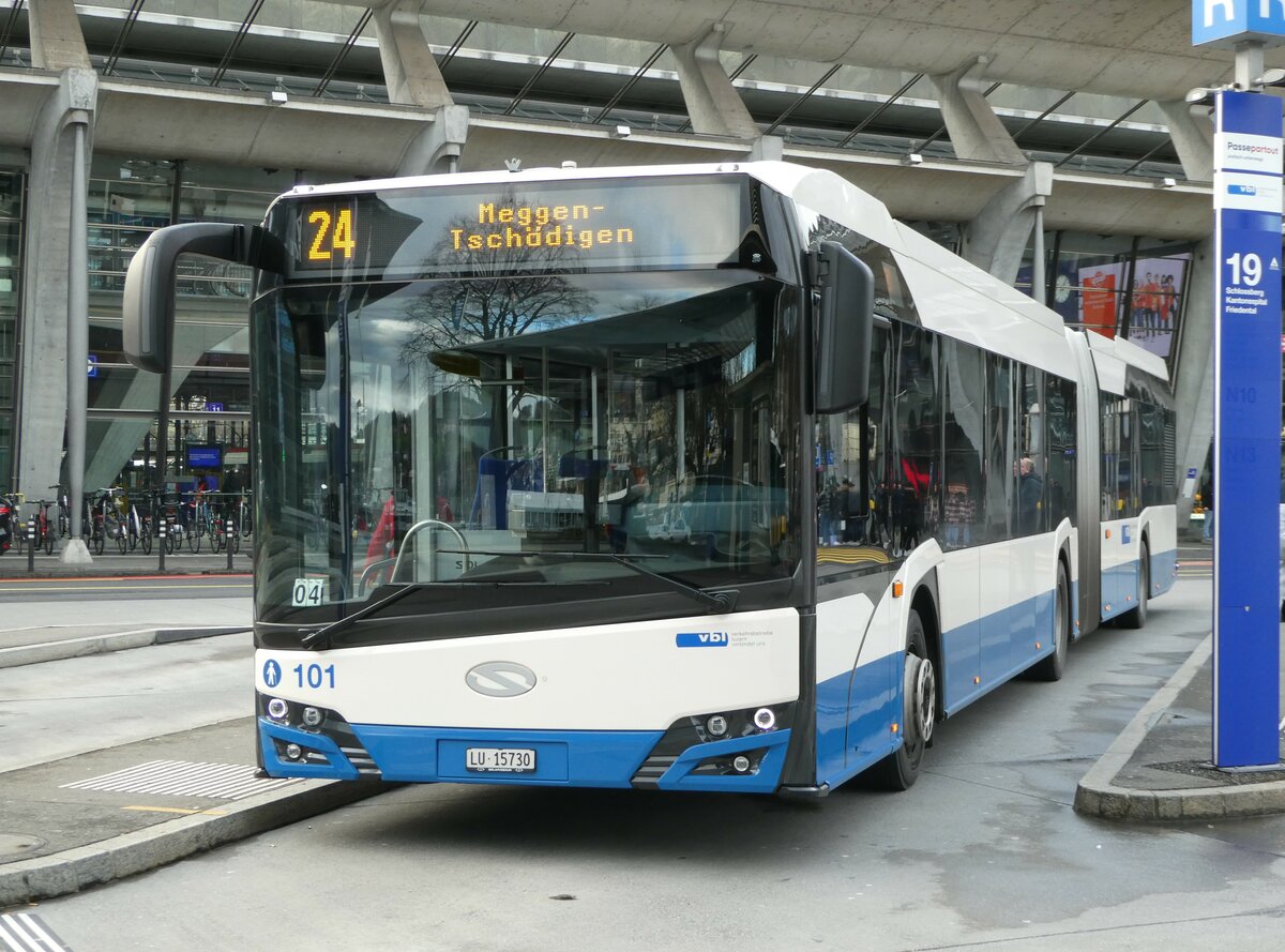 (244'892) - VBL Luzern - Nr. 101/LU 15'730 - Solaris am 10. Januar 2023 beim Bahnhof Luzern