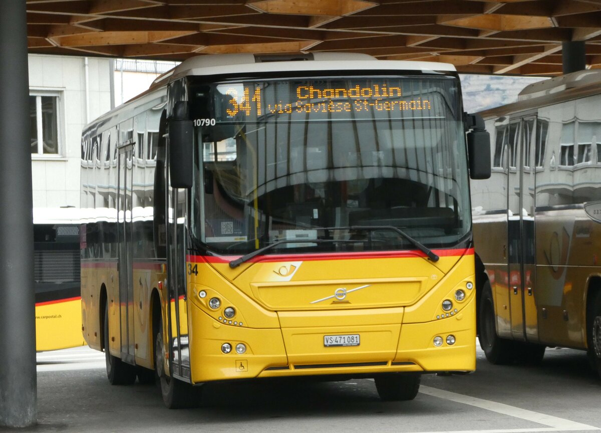 (244'962) - PostAuto Wallis - Nr. 34/VS 471'081/PID 10'790 - Volvo (ex TRD, Savise) am 11. Januar 2023 beim Bahnhof Sion