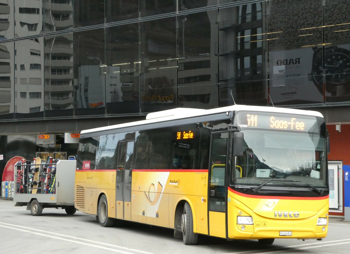 (245'010) - PostAuto Wallis - VS 424'841/PID 10'086 - Iveco am 14. Januar 2023 beim Bahnhof Visp