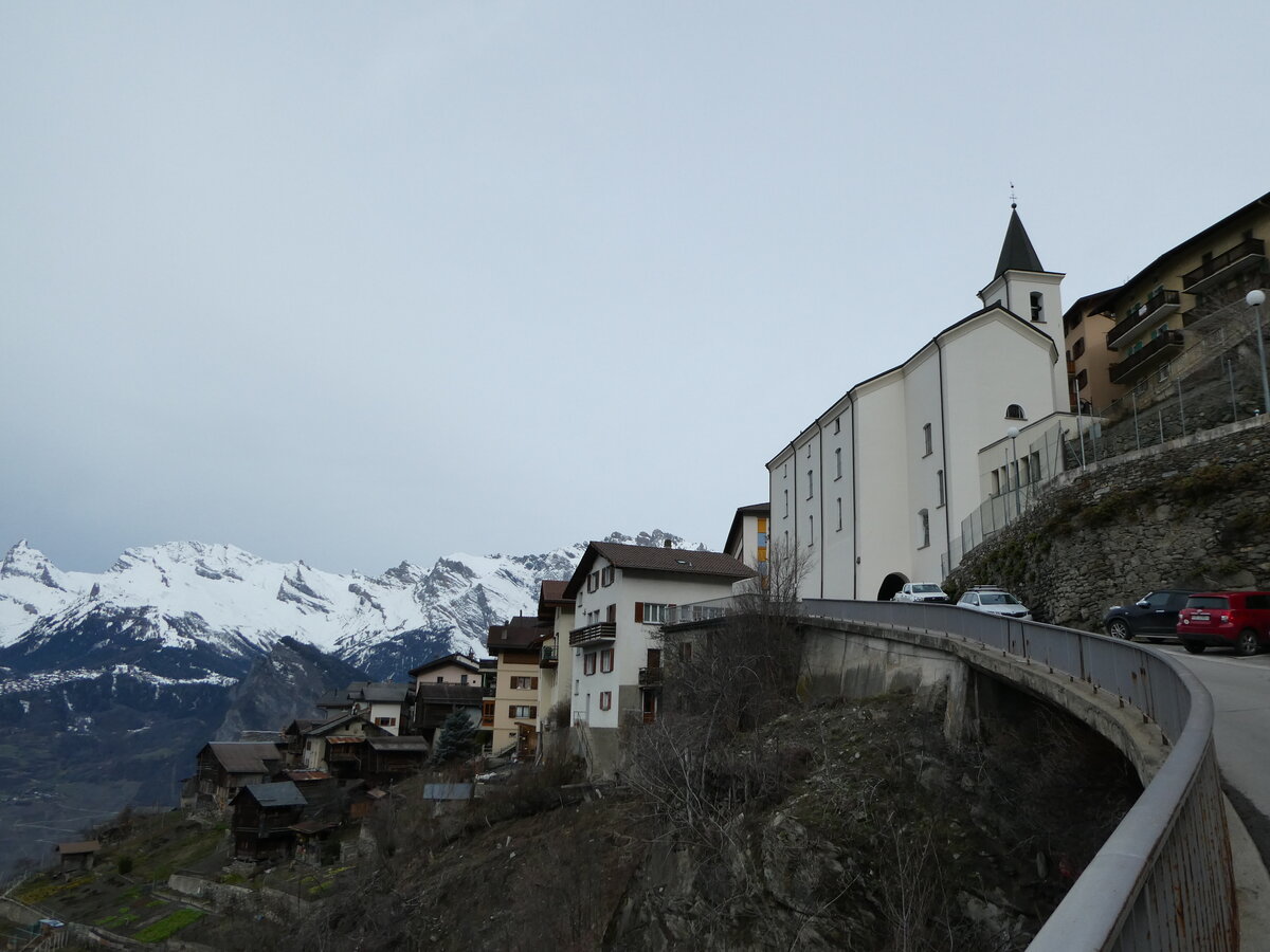 (245'028) - Kirche und Dorf am 14. Januar 2023 in Isrables