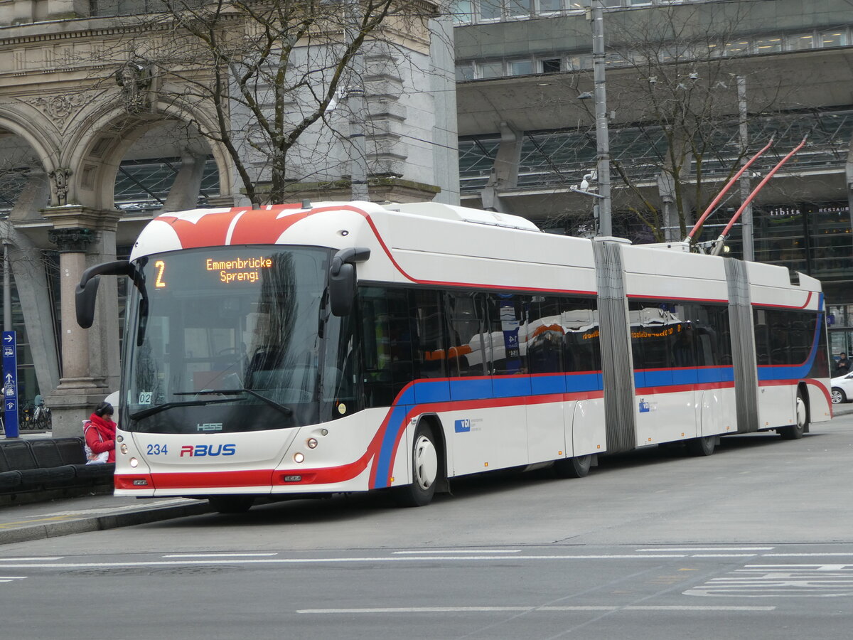 (245'372) - VBL Luzern - Nr. 234 - Hess/Hess Doppelgelenktrolleybus am 25. Januar 2023 beim Bahnhof Luzern