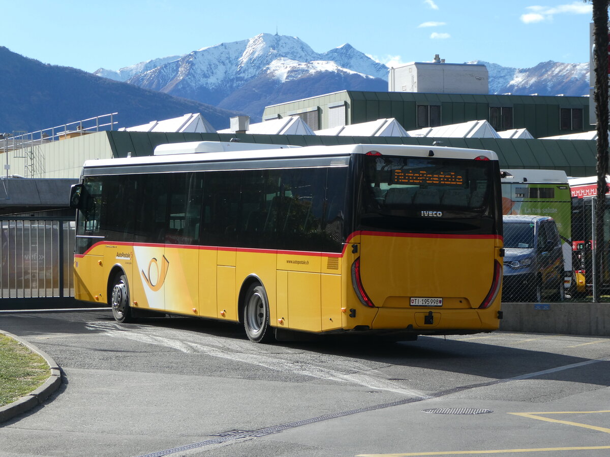 (245'806) - AutoPostale Ticino - TI 195'998/PID 11'421 - Iveco am 4. Februar 2023 in Bellinzona, Garage