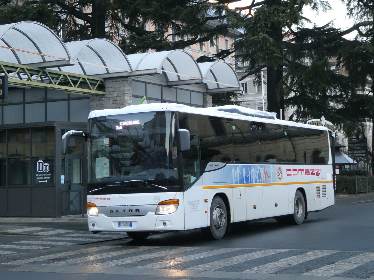 (245'885) - Comazzi, Bergomanero - Nr. 458/FS-942 GH - Setra am 7. Februar 2023 beim Bahnhof Domodossola