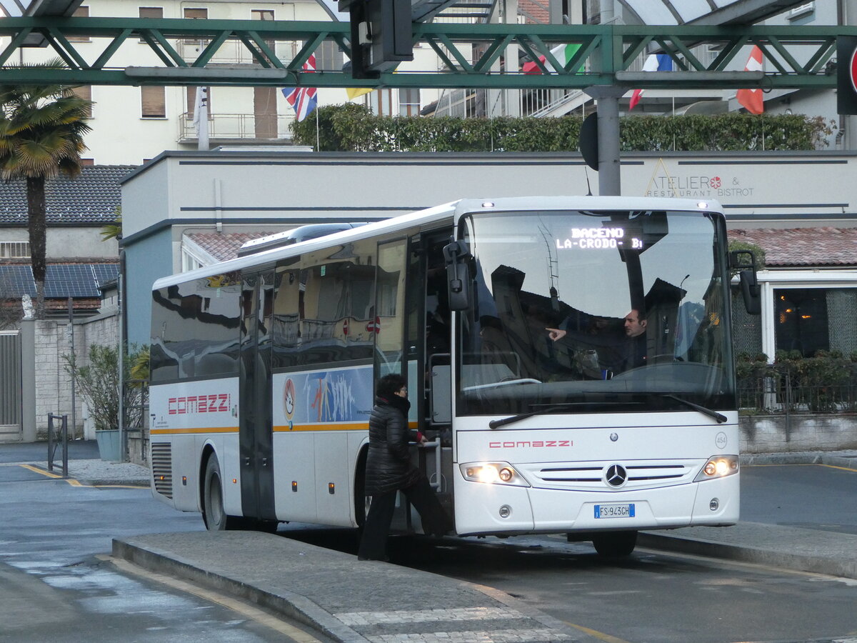 (245'887) - Comazzi, Bergomanero - Nr. 454/FS-943 GH - Mercedes am 7. Februar 2023 beim Bahnhof Domodossola