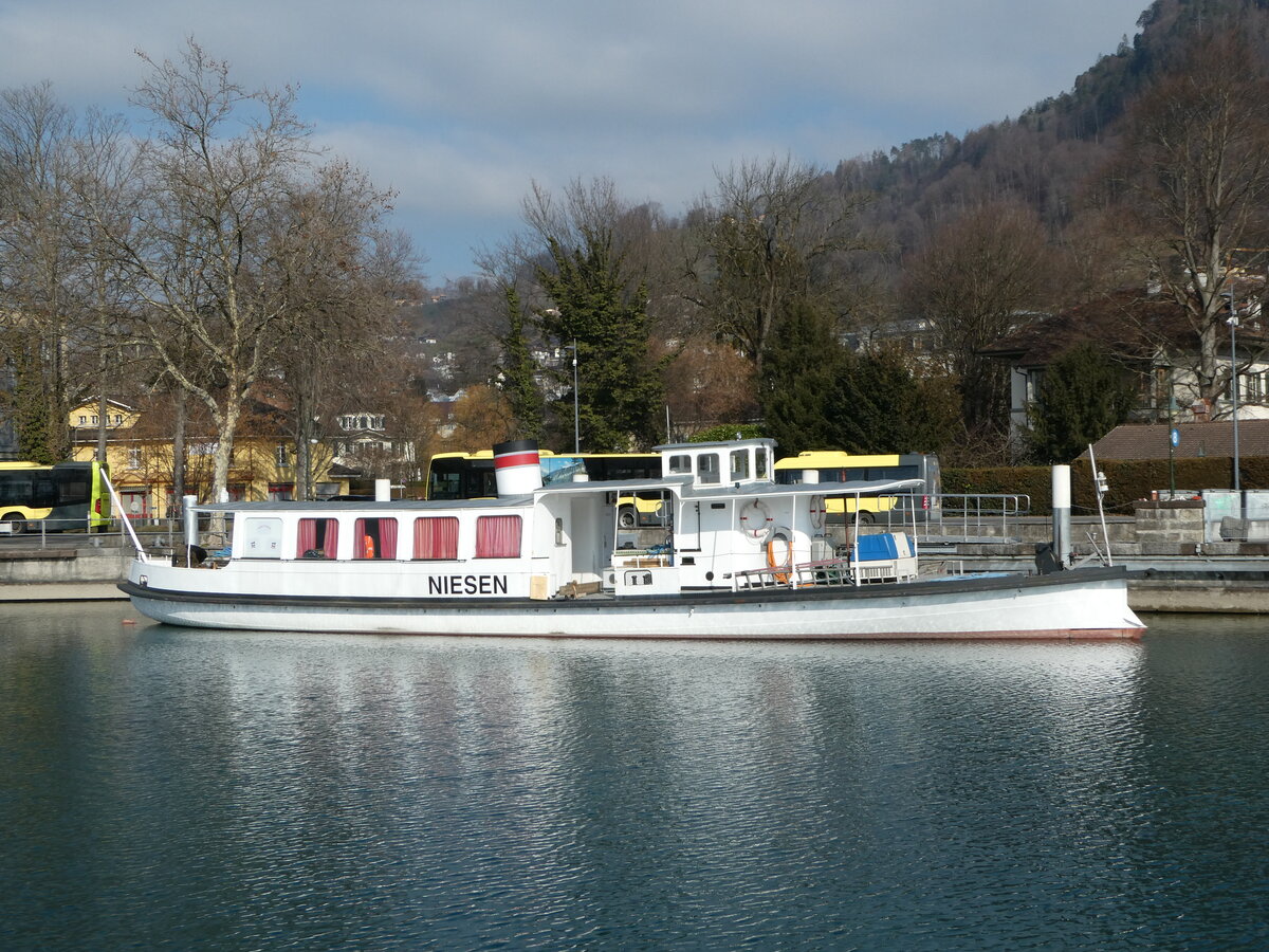 (245'959) - Motorschiff Niesen am 8. Februar 2023 an der Schifflndte Thun