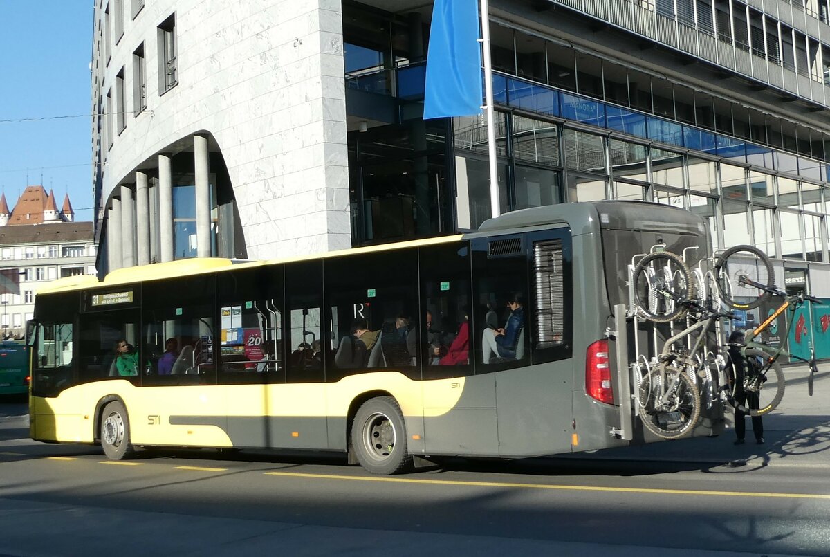 (246'087) - STI Thun - Nr. 414/BE 810'414 - Mercedes am 13. Februar 2023 beim Bahnhof Thun