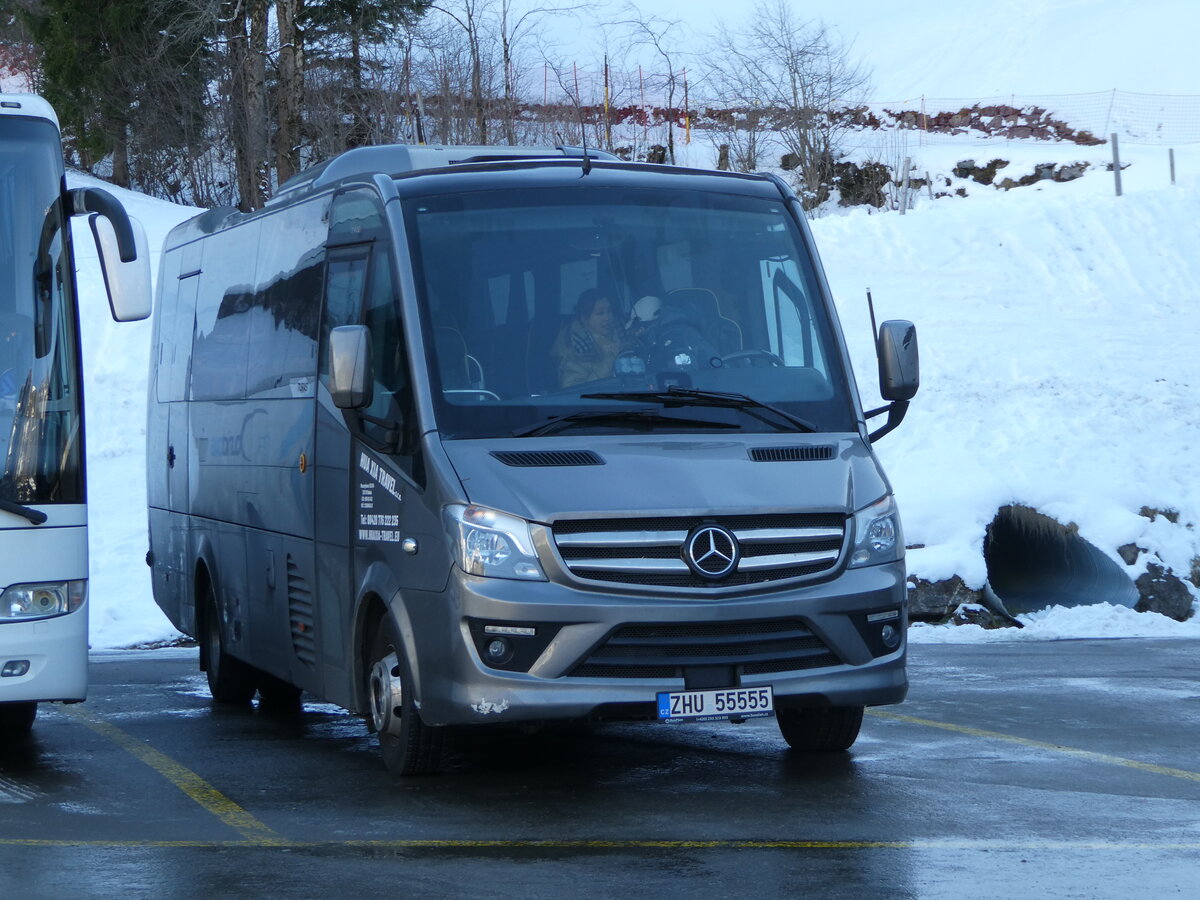 (246'101) - Aus Tschechien. Hua Xia Travel, Rudn - ZHU 55'555 - Mercedes/Turas am 14. Februar 2023 in Engelberg, Talstation Titlis