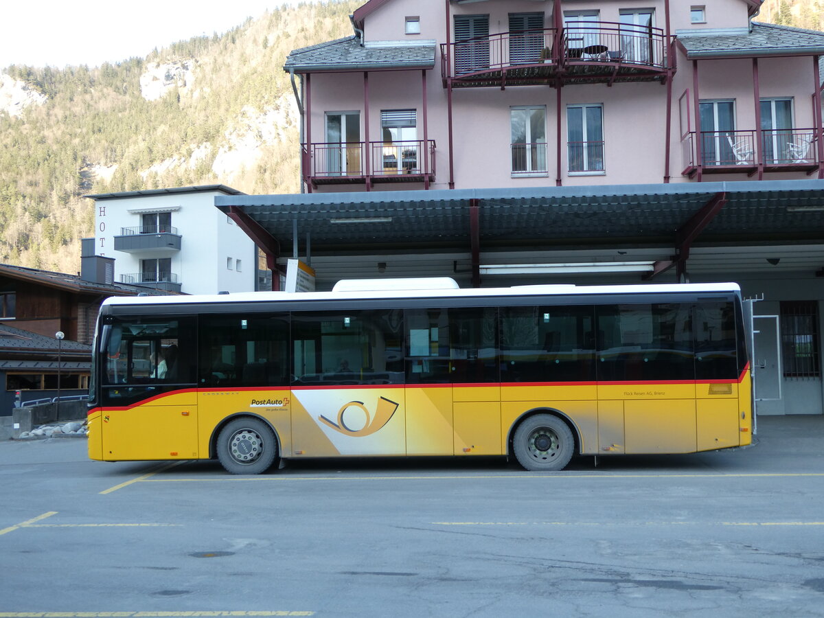 (246'187) - Flck, Brienz - Nr. 28/BE 868'728/PID 11'830 - Iveco am 16. Februar 2023 in Meiringen, Postautostation