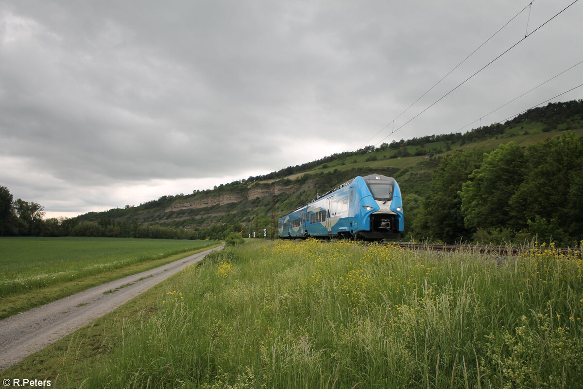 2463 001-4 auf Überführungsfahrt gen Süden bei Thüngersheim. 18.05.24
