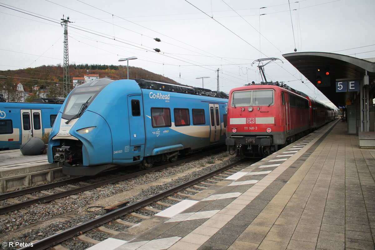 2463 023 und 111 148-3 warten jeweils mit ihren Personzügen auf Abfahrt in Treuchtlingen. 14.11.23