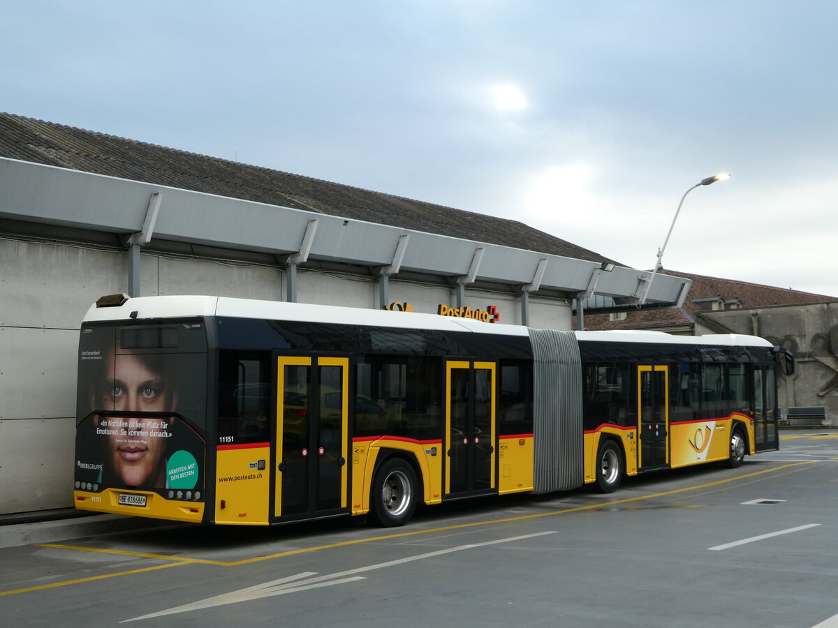 (246'556) - PostAuto Bern - Nr. 11'151/BE 818'686/PID 11'151 - Solaris (ex Nr. 686) am 25. Februar 2023 in Bern, Postautostation