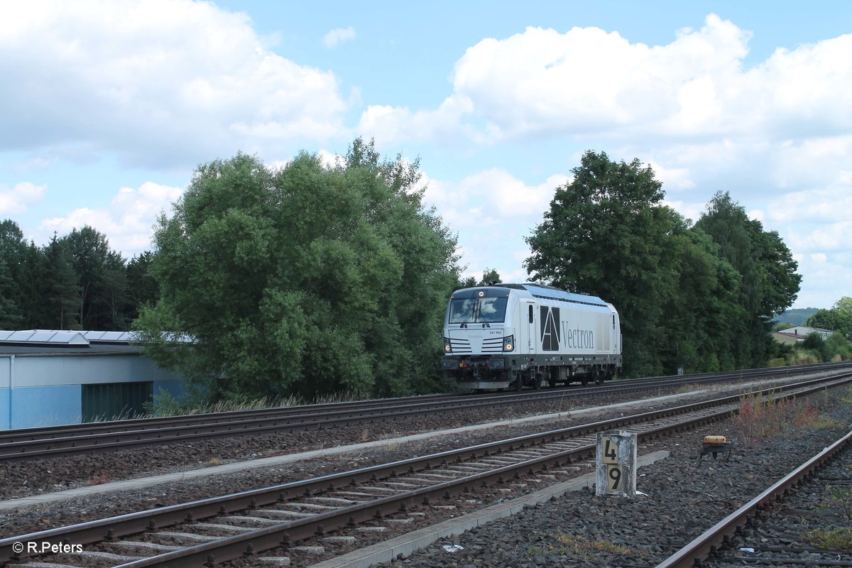 247 902 auf der Überführungsfahrt von München nach Leuna zur Infraleuna mbH bei der durchfahrt in Pechbrunn. 19.07.16