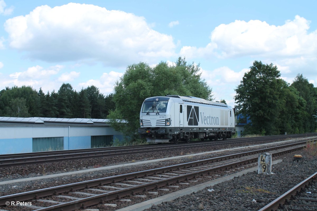 247 902 auf der Überführungsfahrt von München nach Leuna zur Infraleuna mbH bei der durchfahrt in Pechbrunn. 19.07.16